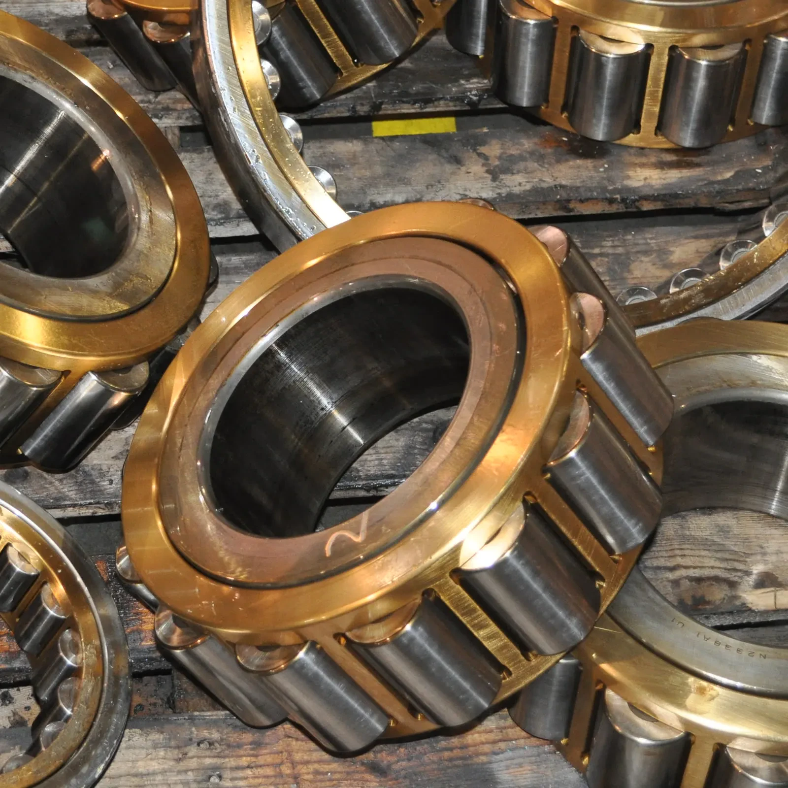 Cylindrical roller bearings with brass cages
