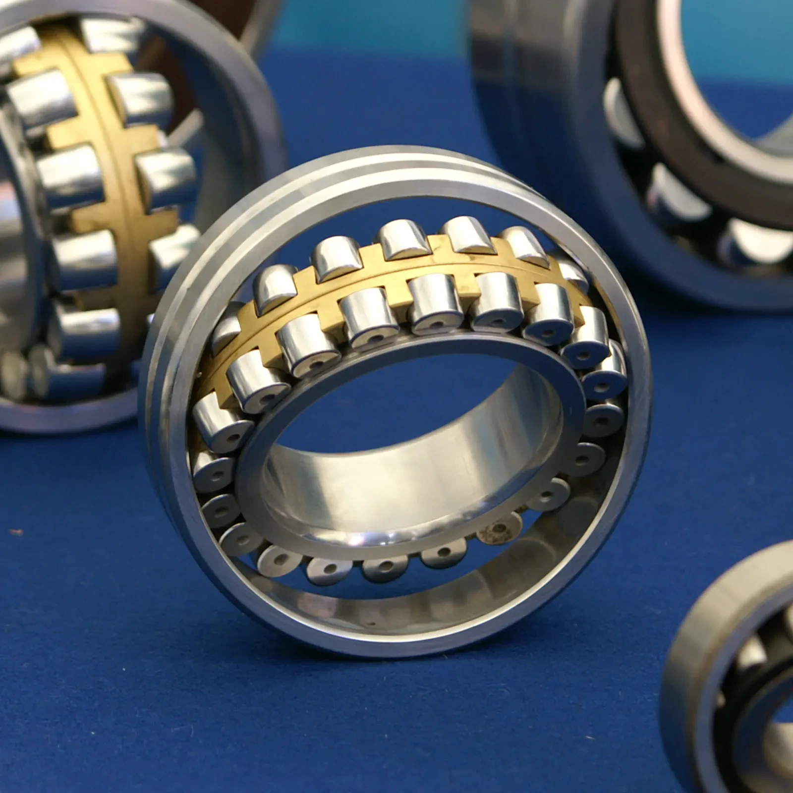 Double-row spherical roller bearing with a brass cage