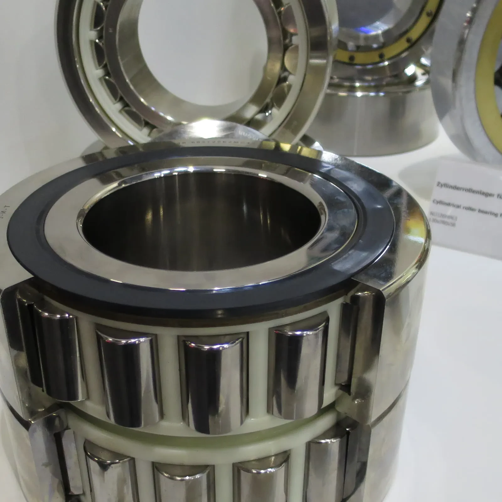Double-row cylindrical roller bearing for railway bogies
